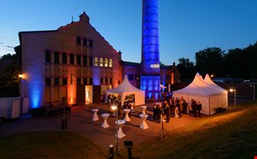 Nacht- und Außenansicht Nacht- und Außenansicht