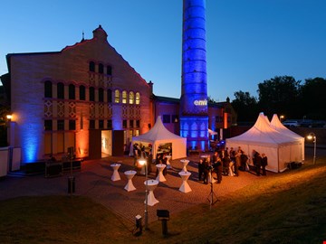 Nacht- und Außenansicht Nacht- und Außenansicht