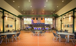 Dieselhalle Bestuhlt mit runden Tischen