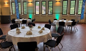 Dieselhalle schön gedeckte Tische