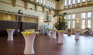 Maschinenhalle mit Stehtischen