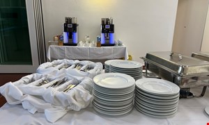 Seminarraum Teller und Besteck